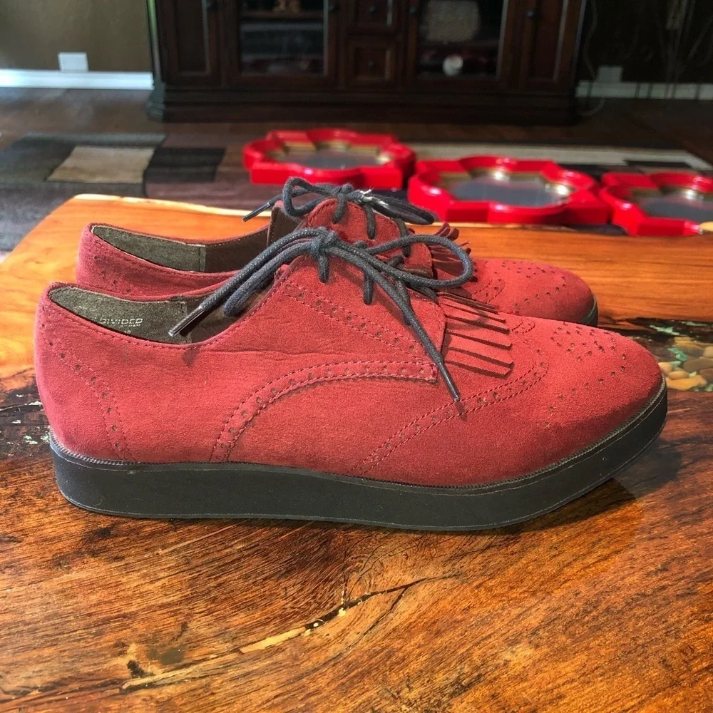 Divided 1 inch creeper oxfords in burgundy.